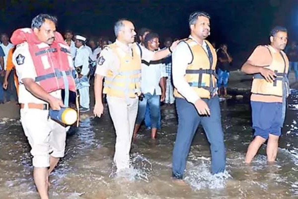 Godavari River Accident One Body Recovered Search Continues