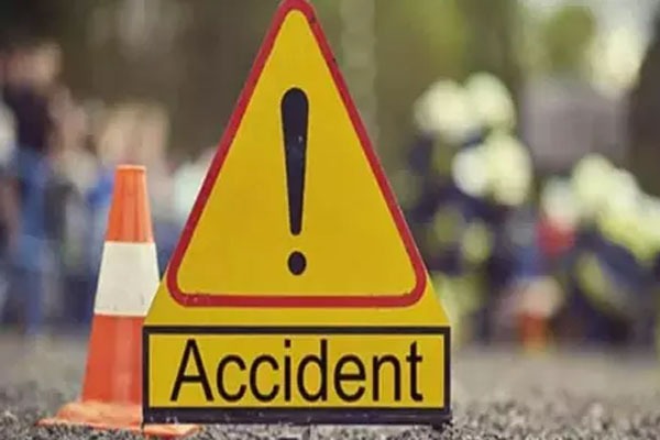 Road accident in Yadadri Bhuvanagiri Two AP DSPs dead