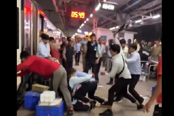 Vande Bharat Express Staff Fight on Platform Viral Video