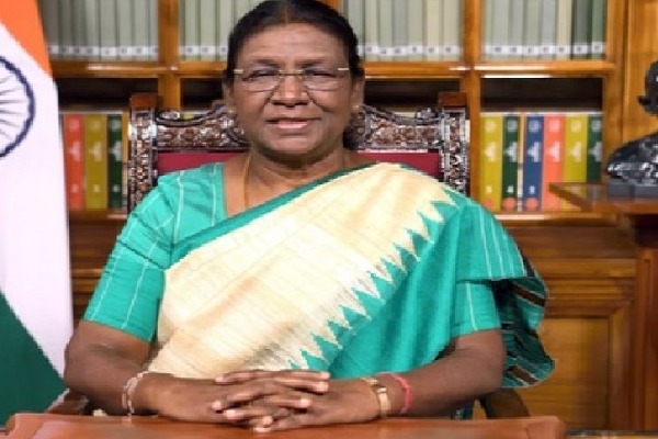 Droupadi Murmu Helicopter Stranded in Mud During Kerala Visit