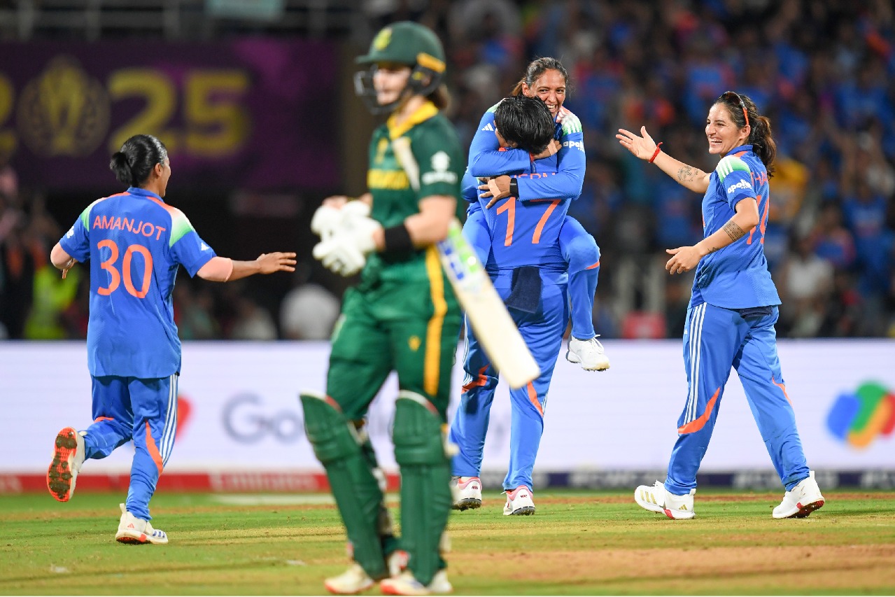 Indian Womens Cricket Team 5 wickets from World Cup Title