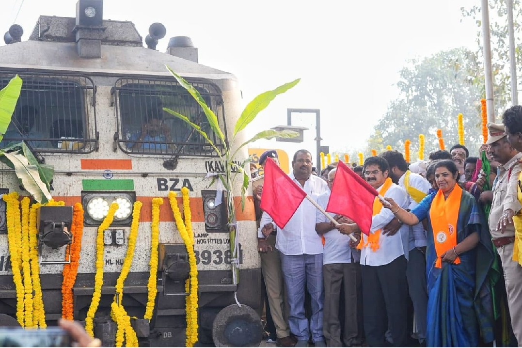 Daggubati Purandeswari Inaugurates Janmabhoomi Express Stop at Anaparthi