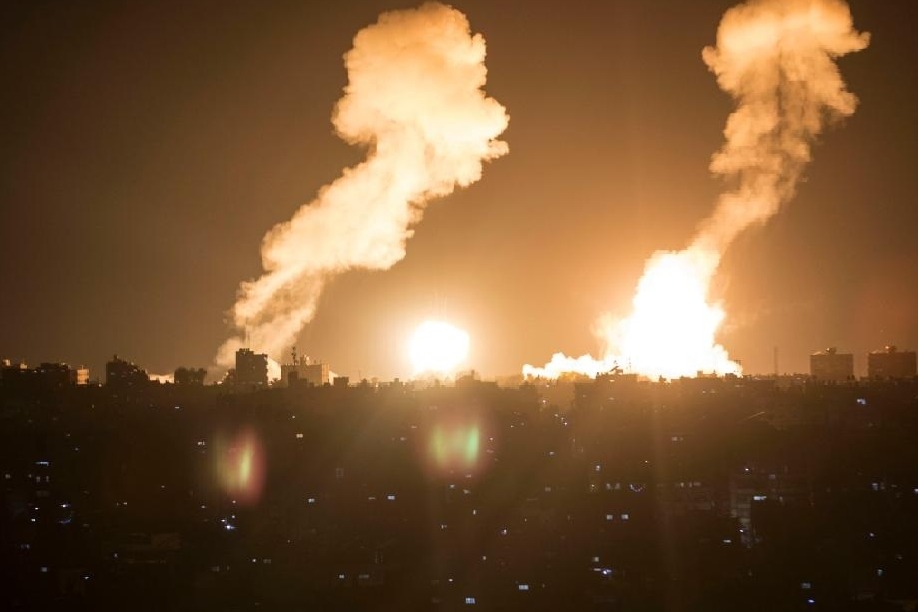 Israel Air Strikes on Lebanon Kill 10