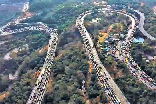 Mumbai Pune Expressway Toll Refund Announced for Traffic Jam Victims