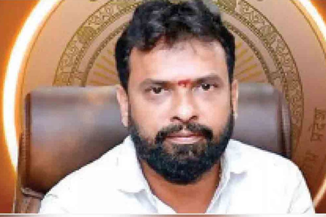 Vasamshetti Subhash Fires at KCR Warns BRS in AP