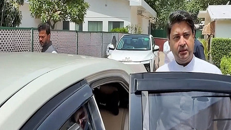 కేబినెట్ భేటీకి ఒకే కారులో సింధియా, రామ్మోహన్ నాయుడు