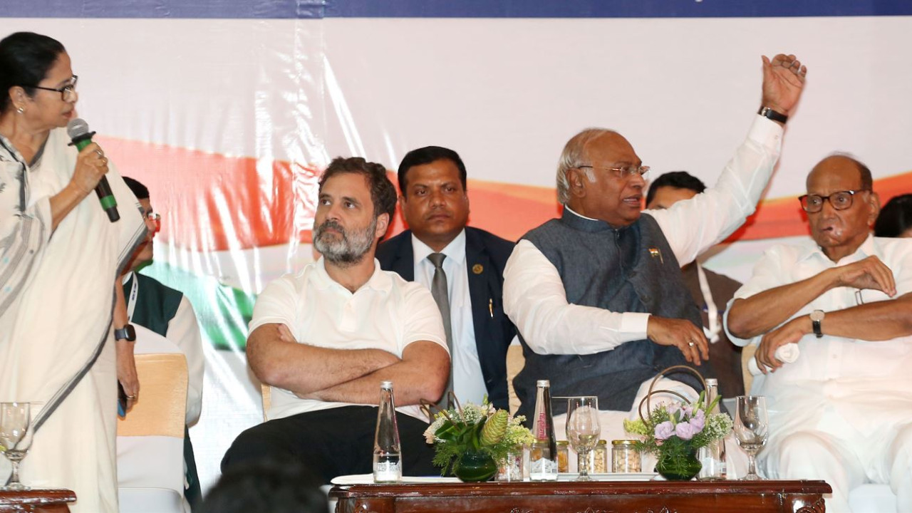 అఖండ’ కాంగ్రెస్ దిశగా అడుగులు? ఆ పార్టీలు విలీనం కానున్నాయా