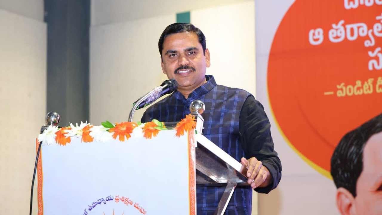 అందరికీ నీతులు చెప్పే ప్రకాశ్ రాజ్ ఇలాంటి చర్యలకు పాల్పడడం విడ్డూరంగా ఉంది