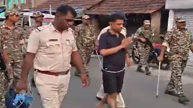 టీఎంసీ నేత ను కాళ్ల కు చెప్పుల్లేకుండా నిక్క రుపై న డిపించిన పోలీసులు.. వీడియో వైర ల్