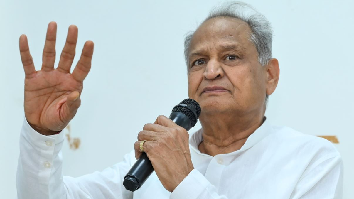 ఇందిరా గాంధీ ఉంటే బీజేపీని నిషేధించేవారు.. గెహ్లాట్ వ్యాఖ్యల దుమారం
