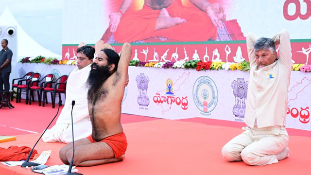హెల్దీ ఆంధ్రప్రదేశ్ లక్ష్యంగా సీఎం చంద్రబాబు, లోకేశ్ యోగాసనాలు.. బాబా రామ్ దేవ్ తో కలిసి సాధన