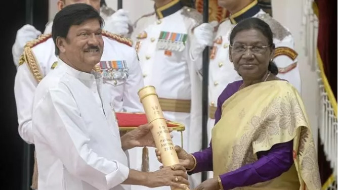 పద్మశ్రీ పురస్కారాలు అందుకున్న రాజేంద్రప్రసాద్, మురళీమోహన్