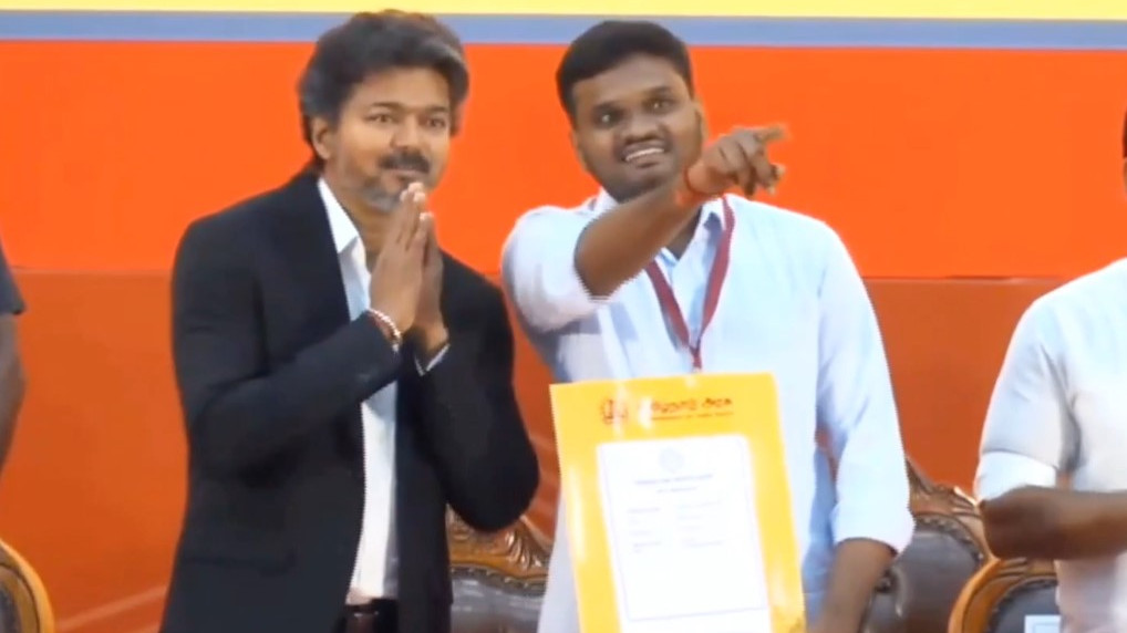 కొత్త ఉద్యోగులతో సీఎం విజయ్.. ఫ్యామిలీకి హాయ్, హార్ట్ సింబల్
