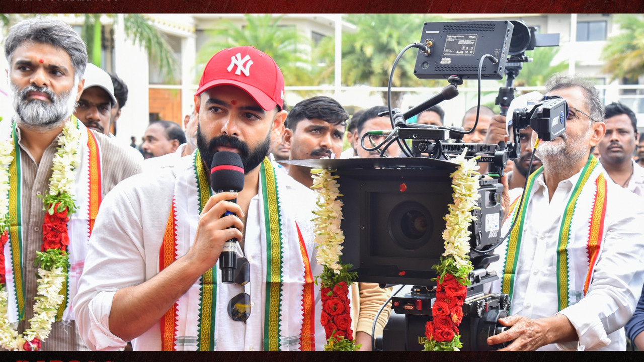 మెగాఫోన్ పట్టిన రామ్.. ఘనంగా పూజా కార్యక్రమాలు