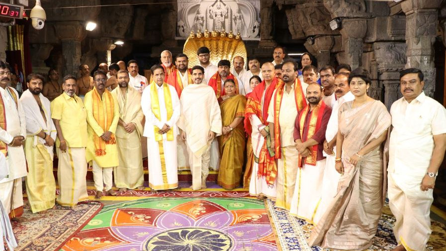 శ్రీవారి సేవలో మంత్రి లోకేశ్ .. ప్రత్యేక పూజలు