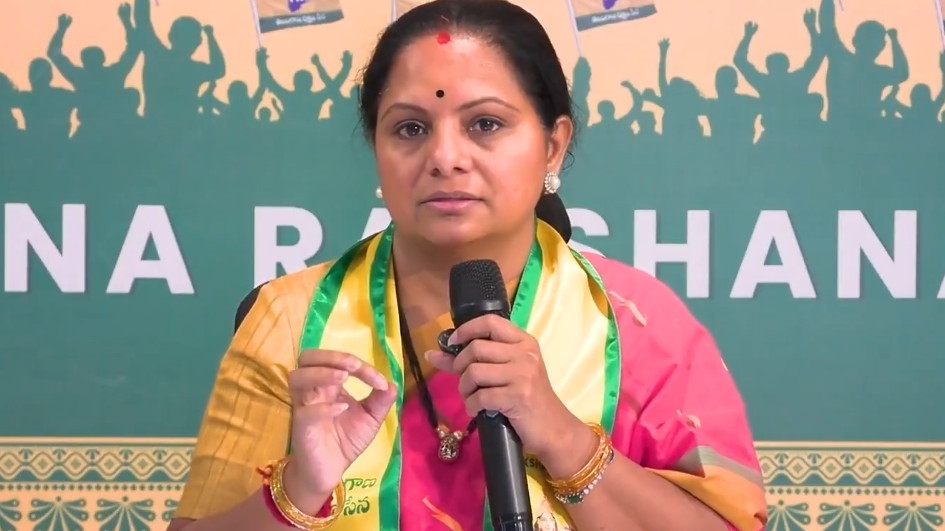 పార్టీ పేరు మార్చాలంటూ ఈసీ ఆదేశం.. ఘాటుగా స్పందించిన కవిత