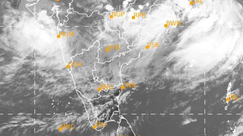 బంగాళాఖాతంలో వాయుగుండం.. ఉత్తరాంధ్రకు భారీ వర్ష సూచన బంగాళాఖాతంలో వాయుగుండం.. ఉత్తరాంధ్రకు భారీ వర్ష సూచన