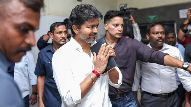 విద్యార్థులకు సీఎం విజయ్ సత్కారం.. టీవీకే ఆధ్వర్యంలో విద్యా పురస్కారాలు