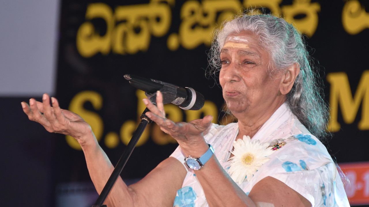 వ్యక్తిగత జీవితంలో ఎన్నో కష్టాలు.. జానకమ్మను తలచుకుని కదిలిపోయిన ఇళయరాజా