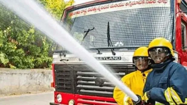 మీర్ పేటలో భారీ అగ్నిప్రమాదం.. పూర్తిగా దగ్ధమైనప్లాస్టిక్ గోడౌన్