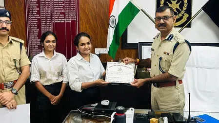గ్వాలియర్ లో కవల సోదరీమణుల సాహసం.. బైక్ పై ఛేజ్ చేసి దొంగను పట్టుకున్నారు
