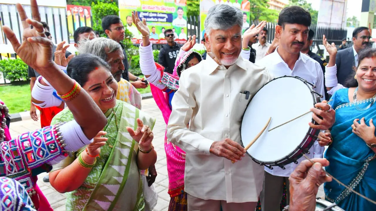 ఆదివాసీలతో కలిసి డప్పు కొట్టిన చంద్రబాబు.. ఉత్సాహంగా ధింసా స్టెప్పులేసిన సీఎం