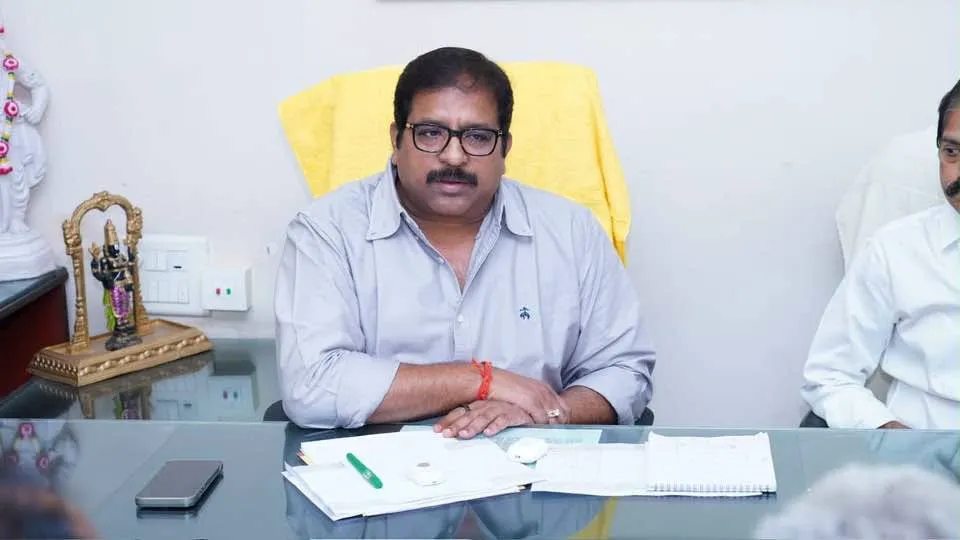 పార్టీ మారకుండా ఉంటే ఈపాటికి తండ్రీకొడుకులను లోపల వేసేవాళ్లం