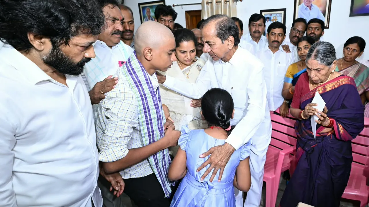 పెద్ది సుదర్శన్ రెడ్డి కుటుంబానికి కేసీఆర్ పరామర్శ.. రూ.2.25 కోట్ల ఆర్థిక సాయం అందజేత