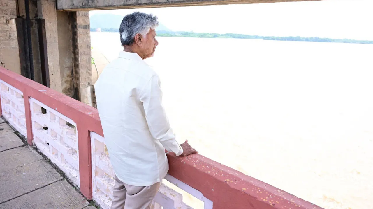 కాన్వాయ్ ఆపి.. ప్రకాశం బ్యారేజీని పరిశీలించిన సీఎం చంద్రబాబు