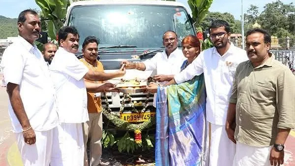 శ్రీవారి సేవకు రూ.15 లక్షలట్రక్.. టీటీడీకి వాహన విరాళం శ్రీవారి సేవకు రూ.15 లక్షలట్రక్.. టీటీడీకి వాహన విరాళం