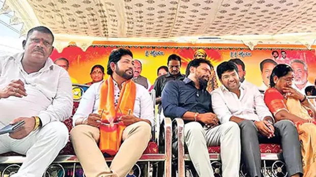 ఒకే వేదికపై టీడీపీ, వైసీపీ నేతలు.. చర్చనీయాంశమైన మంత్రి తీరు