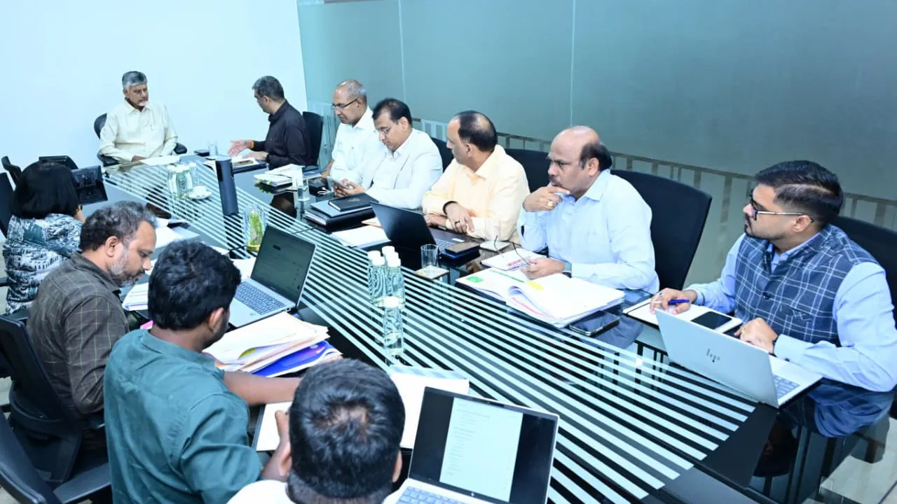 శాంతిభద్రతలపై సీఎం చంద్రబాబు సమీక్ష.. 1300 మంది పోలీసులతో కీలక భేటీ శాంతిభద్రతలపై సీఎం చంద్రబాబు సమీక్ష.. 1300 మంది పోలీసులతో కీలక భేటీ