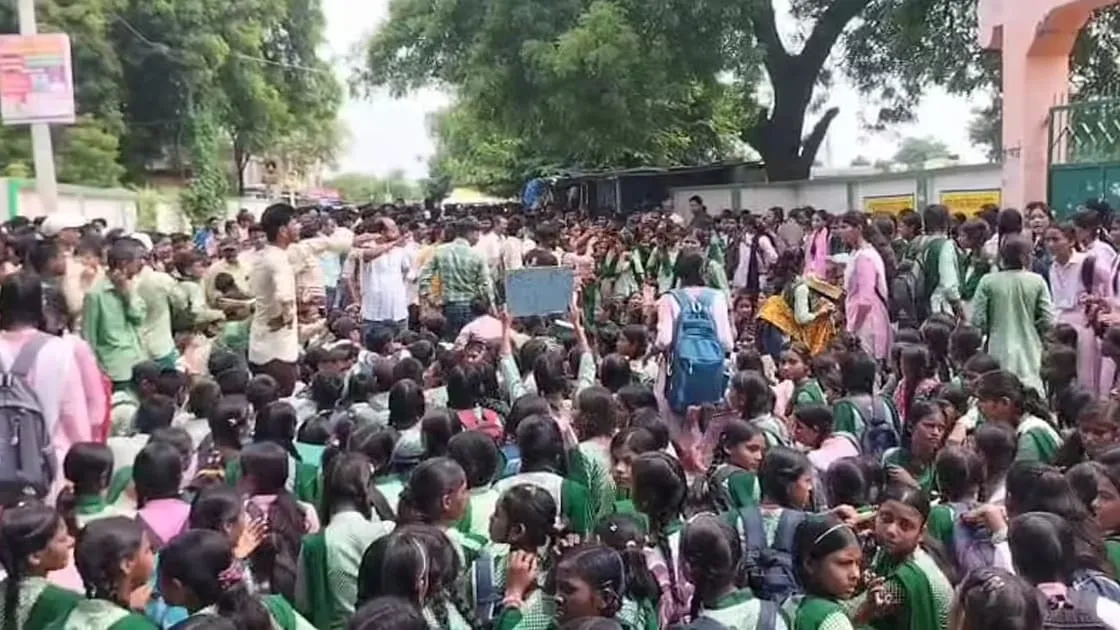 మా సార్ మాకే కావాలి.. రోడ్డెక్కిన విద్యార్థులు, వెనక్కి తగ్గిన ఝార్ఖండ్ ప్రభుత్వం