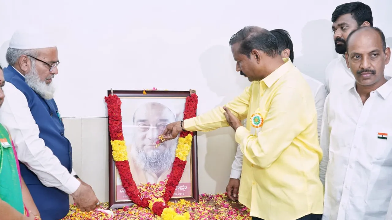 టీడీపీ కేంద్ర కార్యాలయంలో లాల్ జాన్ బాషా వర్ధంతి కార్యక్రమం.. టీడీపీ నేతల ఘన నివాళి