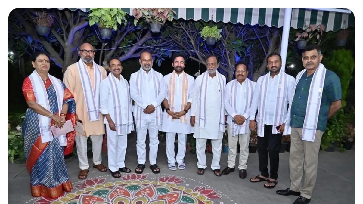 తెలంగాణలో 'ఫోటో వార్'.. 'ఎక్స్' వేదికగా కాంగ్రెస్, బీఆర్ఎస్ ఫైట్