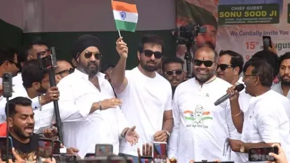 బేగంబజార్ లో స్వాతంత్ర్య సంబరాలు.. సందడి చేసిన సోనూసూద్