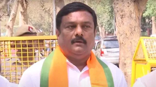 పొంగులేటితో సంబంధాలు ఉన్న సంస్థలకు రూ. 15 వేల కోట్ల విలువైన భూముల బదిలీ జరిగింది