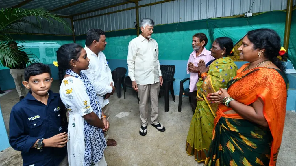 అలవరం కోడూరులో నెట్ జీరో విధానాన్ని పరిశీలించిన సీఎం చంద్రబాబు.. ఫొటోలు ఇవిగో అలవరం కోడూరులో నెట్ జీరో విధానాన్ని పరిశీలించిన సీఎం చంద్రబాబు.. ఫొటోలు ఇవిగో