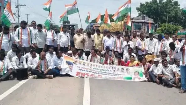 వరంగల్క్రాస్ రోడ్ వద్ద కాంగ్రెస్ పార్టీ భారీ నిరసన