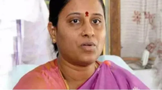 అధిష్ఠానం పిలుపుతో హుటాహుటిన ఢిల్లీకి పయనమైన కొండా సురేఖ