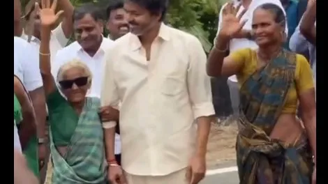 రైతు ఇంటికి సీఎం విజయ్.. బామ్మకు సర్ప్రైజ్ గిఫ్ట్ రైతు ఇంటికి సీఎం విజయ్.. బామ్మకు సర్ప్రైజ్ గిఫ్ట్