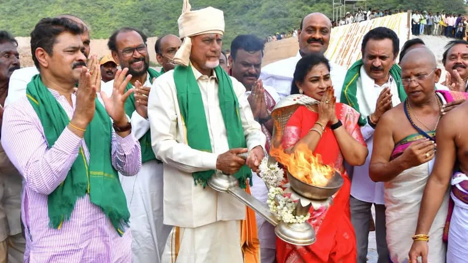 గోదారమ్మకు సాష్టాంగప్రణామం.. కాలువలో నిల్చొని చంద్రబాబు జలహారతి.. ఫొటోలు ఇవిగో
