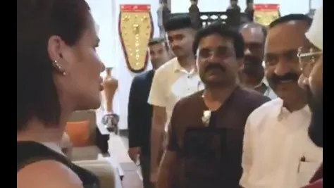 సీఎం గారూ, మీతో ఒక ఫొటో కావాలి సీఎం గారూ, మీతో ఒక ఫొటో కావాలి