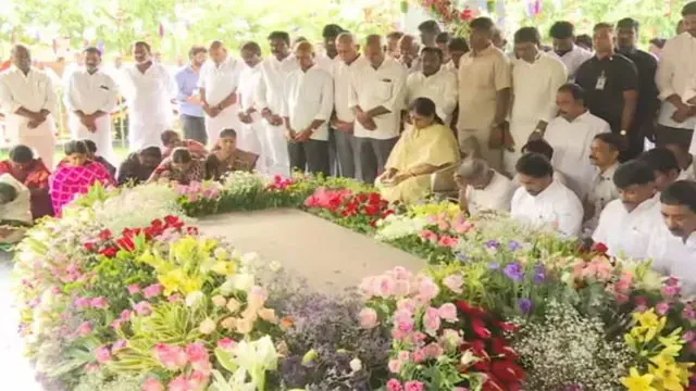 వైఎస్సార్ 17వ వర్ధంతి.. ఇడుపులపాయలో జగన్ నివాళి వైఎస్సార్ 17వ వర్ధంతి.. ఇడుపులపాయలో జగన్ నివాళి