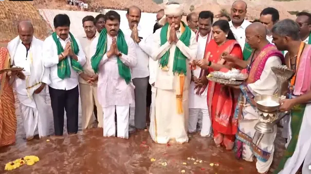 ఉత్తరాంధ్రను ముద్దాడిన గోదారమ్మ.. పాయకరావుపేట వద్ద జలహారతి పట్టిన సీఎం చంద్రబాబు