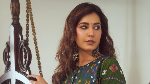 తెలుగు టు హిందీ... చేతి నిండా ప్రాజెక్టులతో రాశీ ఖన్నా ఫుల్ బిజీ!