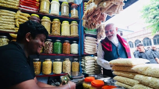 మోదీ ఝాల్‌మురీ.. .. సీఎం హెలికాప్టర్‌కు ల్యాండింగ్ బంద్!