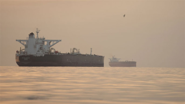 హర్మూజ్ జలసంధిలో హైటెన్షన్.. అమెరికా యుద్ధ నౌకలపై ఇరాన్ డ్రోన్ల దాడి