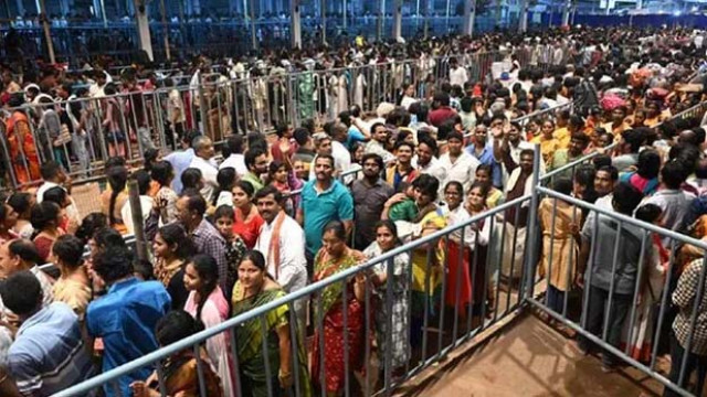 సింహాచలంలో చందనోత్సవం.. అప్పన్న నిజరూప దర్శనానికి పోటెత్తిన భక్తులు