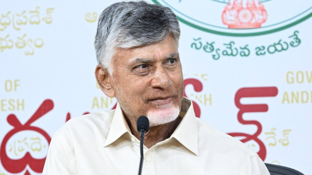 పుట్టినరోజు నాడు కీలకమైన ఫైలుపై సీఎం చంద్రబాబు సంతకం